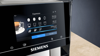 Gros plan de l'affichage d'une machine à café Siemens sur l'écran aromaSelect. Il existe des options permettant d'ajuster l'intensité, la quantité et l'arôme du café.