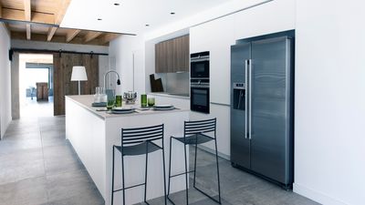 Kücheninspiration mit einer offenen, hellen Küche und großem Siemens Kühlschrank.