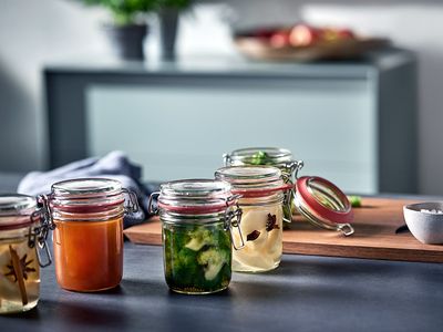 Siemens: preserving jars on kitchen counter