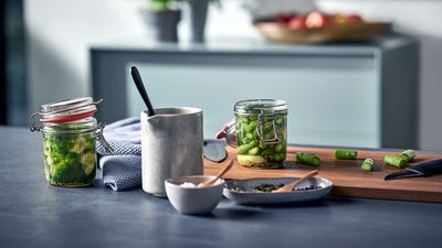 Siemens: grøntsager i konserveringskrukker på bordpladen i et køkken