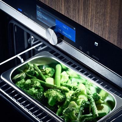 Siemens: steamed vegetables on tray in oven