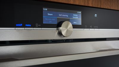Siemens: display di un forno con funzione di pulizia automatica
