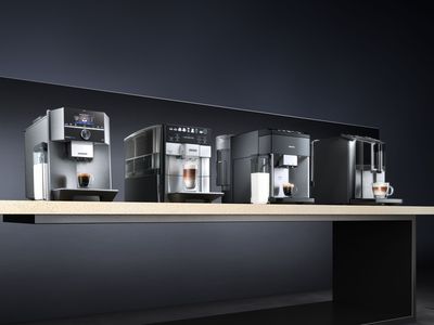 Fire helautomatiske kaffemaskiner fra Siemens med nybrygget kaffe i glass og kopper.