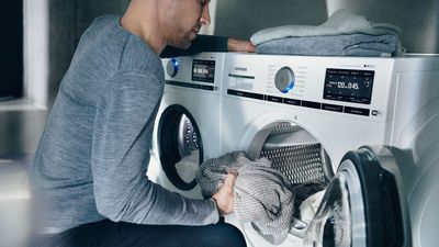 Τα πλυντήρια ρούχων της Siemens που διαθέτουν Wi-Fi είναι πάντα στη διάθεσή σας, με το σύστημα Home Connect.