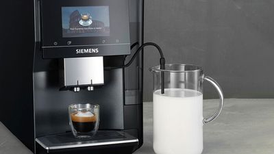 Çok çeşitli içecekler için entegre süt kaplı Siemens kahve makineleri. 