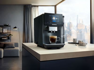 Sofistike siyah Siemens kahve makineleri. 