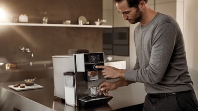 Una cafetera minimalista con sistema de leche integrado, la nueva