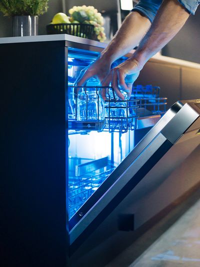 Een Siemens vaatwasser wordt uitgeladen.