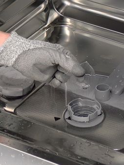 Pompa zmywarki marki Siemens: używaj rękawic, ponieważ kawałki szkła mogą zatkać pompę