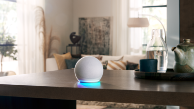 Assistente vocale intelligente Amazon Alexa sul bancone in legno di una cucina.