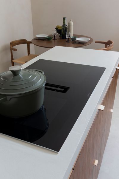 Kom van gebrand hout, Maisons du Monde. Aardewerk borden, Alinea.