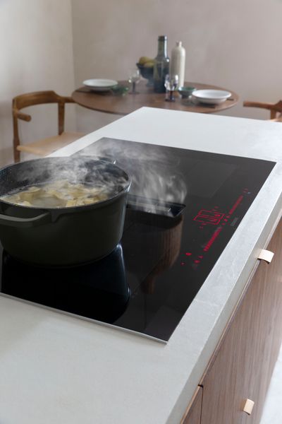 Kom van gebrand hout, Maisons du Monde. Aardewerk borden, Alinea.