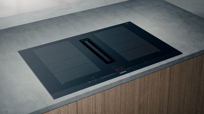 inductionAir Plus, kogeplade og emhætte indbygget direkte i køkkenbordet