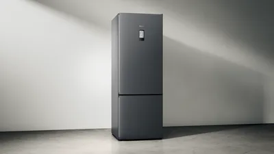 Nowoczesna czarna lodówka w minimalistycznym pokoju.