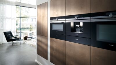 Verschiedene Siemens-Geräte wurden bei der Küchenplanung flexibel in einer Küchenzeile angeordnet.