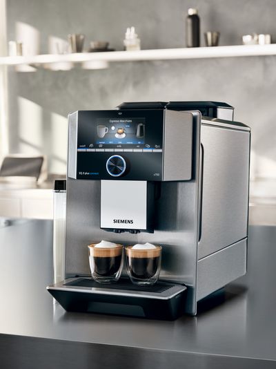 Der Siemens EQ9 plus Kaffeevollautomat auf einer grauen Arbeitsplatte in einer Küche.