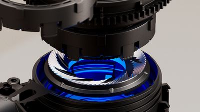 Gedetailleerde close-up van een gedeeltelijk uit elkaar gehaalde molen van een Siemens koffiemachine, verlicht door blauw licht. 