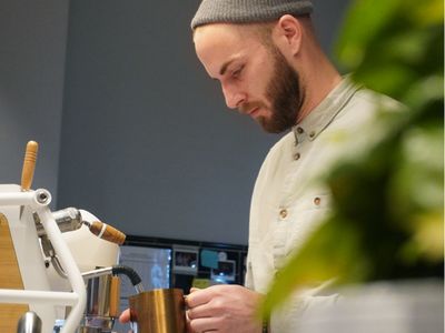 Siemens Social Hub – Latte-Künstler Yuri Marschall bereitet Milchschaum zu