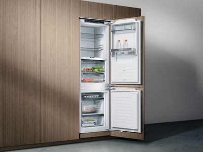 siemens built-in fridge blending with the kitchen cabinets