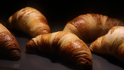 Tre croissant dorati e leggermente rigonfi cuociono in un forno Siemens iQ700.
