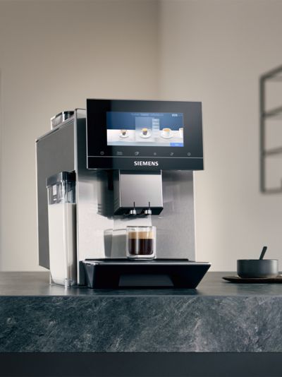 Siemens stilrena espressomaskin EQ900 med en kopp espresso.