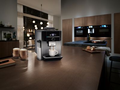 Als Premium-Kunde können Sie Ihren Kaffeevollautomaten einmal im Jahr untersuchen lassen.
