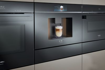 Detailní pohled na kávovar Siemens s technologií Home Connect