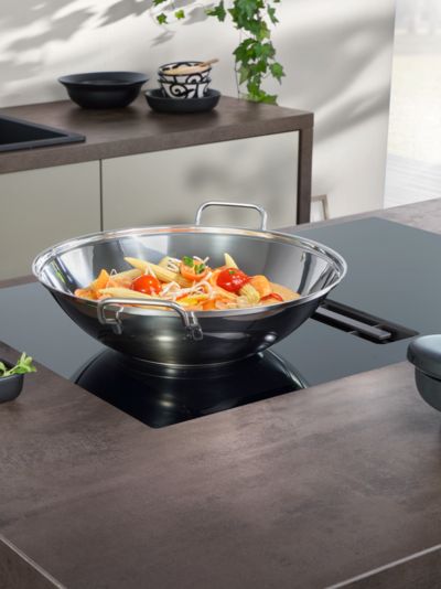 Campo de confeção inductionAir Plus com uma zona de cozedura para wok e adaptativa