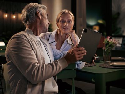 Ein Ehepaar berät sich mit einem Tablet in der Hand