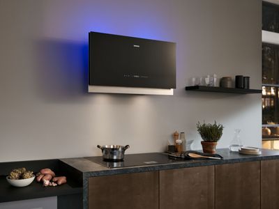 emotionLight Pro - bild på vägghängd smart köksfläkt med blått ljus 