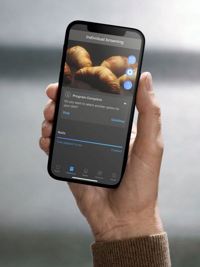 Styr ditt kök – bild på mobil med Home Connect visande smart ugns program för bakverk