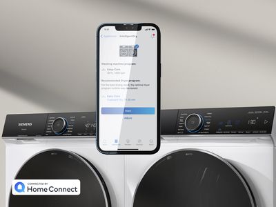 intelligentDry-funktion – bild på mobilapp framför smart tvättmaskin och -tumlare