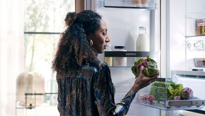 hyperFresh kylfunktion -  bild på kök med kvinna som håller i blomkål 