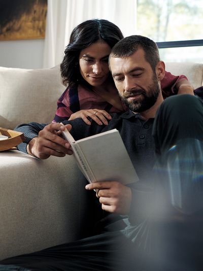 Ein entspanntes Paar liest den Garantievertrag für sein Siemens-Gerät
 