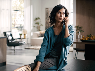 Image of a woman on the phone to a trusted Siemens partner, where the kitchen planning process is finalised