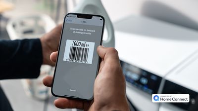 Der Barcode eines Waschmittels wird mit der Home Connect App auf dem Handy gescannt.