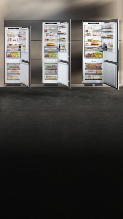 Siemens Extragroße Kühlschränke im Vergleich. Es stehen drei verschiedene Siemens Kühlschränke nebeneinander.