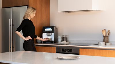 Siemensin paras espressokone EQ900 valmistaa cappuccinoa.