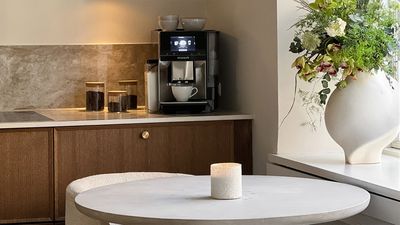 Inspirerande kaffehörna med espressomaskin hemma hos inrednings-influencern Rasmus