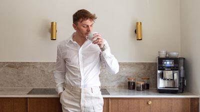Rasmus Malling drikker kaffe i sit køkken