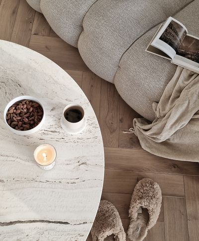 Kahvikupillinen olohuone+E2:E100en marmoripöydällä.