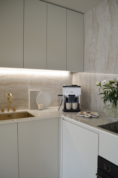 Une cuisine élégante avec une machine à café Siemens dans un coin, à côté de décorations et d'en-cas.