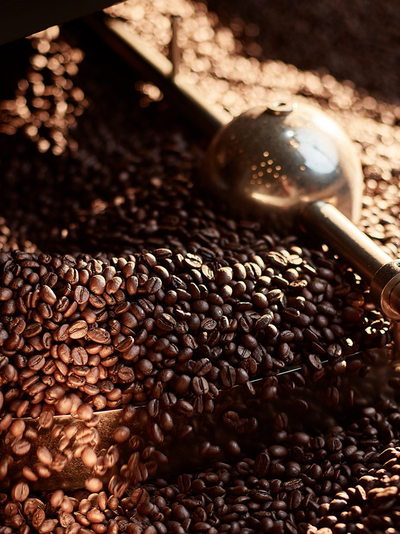 Een man zit met een kop koffie in de keuken, EQ.6 plus volautomatische koffiemachine op de achtergrond