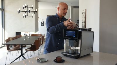 Richard Juhlin fyller en espressomaskin med nybrente kaffebønner