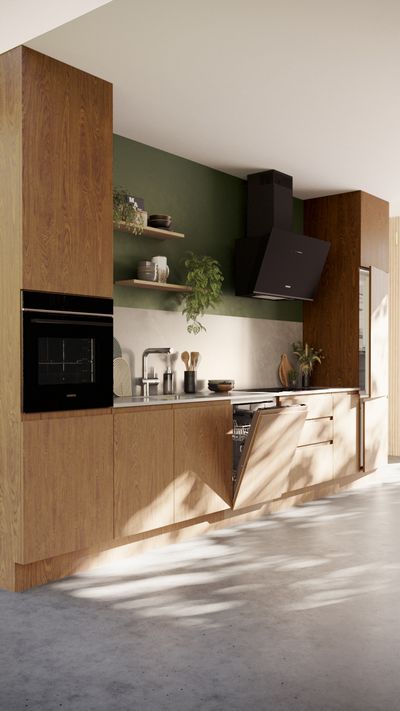 Siemens inbouw keukenapparatuur zoals een oven en vaatwasser in een keuken met houten fronten voor een duurzame uitstraling.
