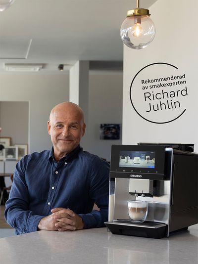 Richard Juhlin sitter bredvid Siemens bästa espressomaskin EQ900. Två smakmästare i världsklass.