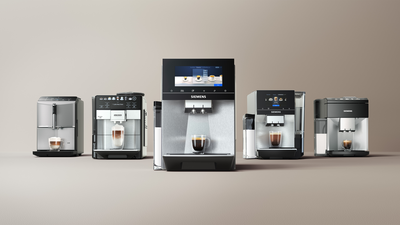 Gamme de cinq machines automatiques à expresso Siemens sur fond beige.