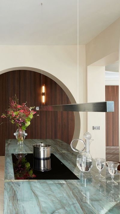 Las cocinas con isla son tendencia porque optimizan el espacio y crean estancias visualmente atractivas.