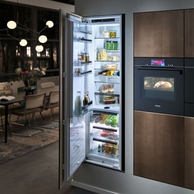 Ein geöffneter Siemens Einbau-Kühlschrank mit LED Beleuchtung