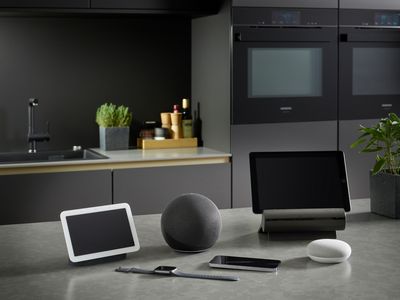 "Cuisine moderne avec appareils numériques, plantes et décoration minimaliste.        "